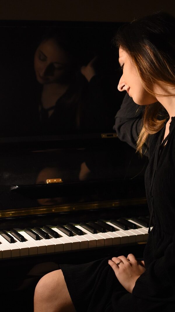 Eleonora Pellegrino performing live on piano